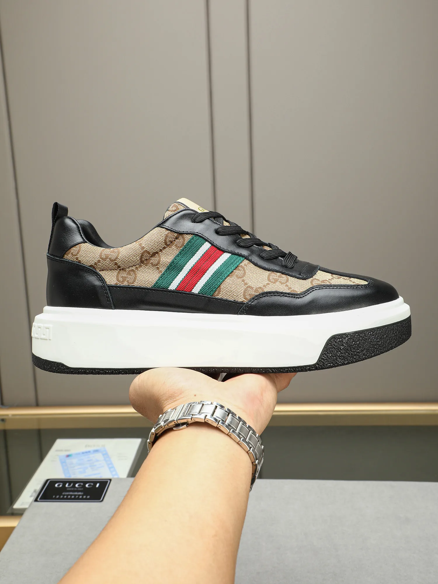 Men's shoes 💰480 New men's shoes GUCCI Fashion trend Made of first-layer calfskin ➕ washed sheep lining! The foot feels super comfortable and the workmanship is impeccable. Foam ultra-light outsole, size: 38-44 (45 customized) 4 colors to choose from!